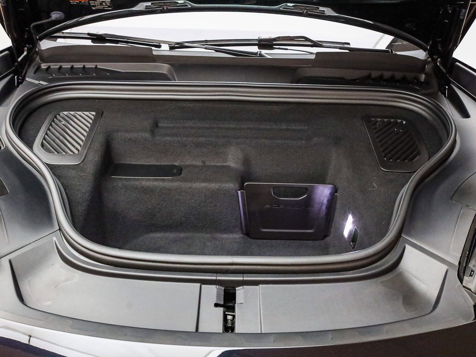 Certified 2025 Porsche Macan Turbo Electric image 31