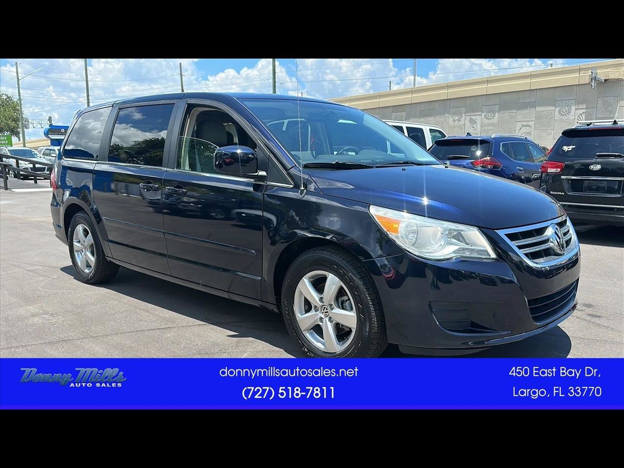 Used 2010 Volkswagen Routan SE FWD image 1