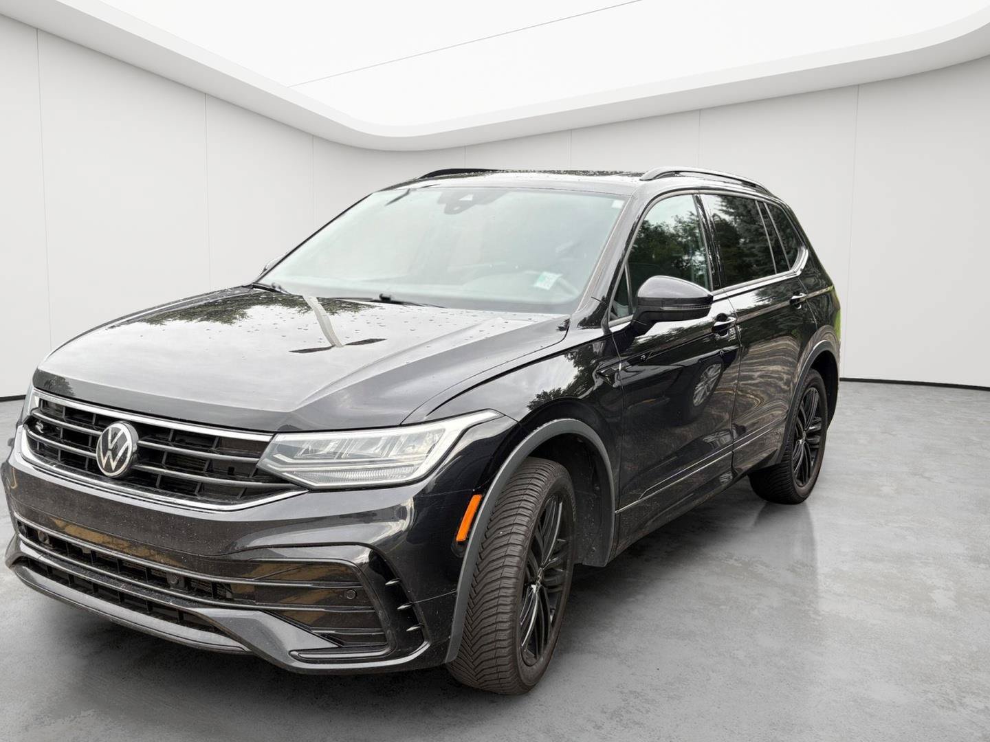 Used 2022 Volkswagen Tiguan SE R-Line AWD/4WD image 3