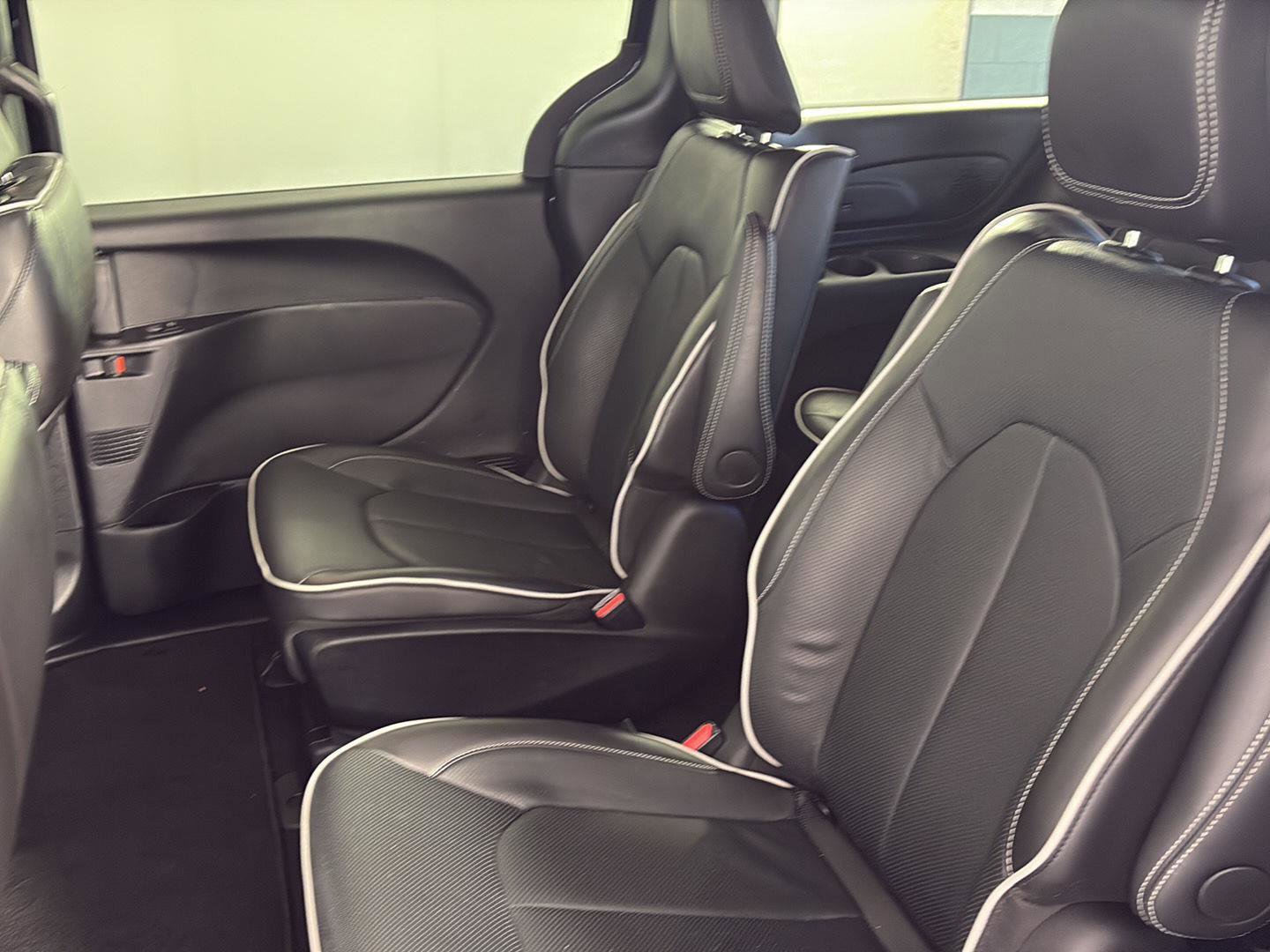 Used 2025 Chrysler Pacifica Premium image 21