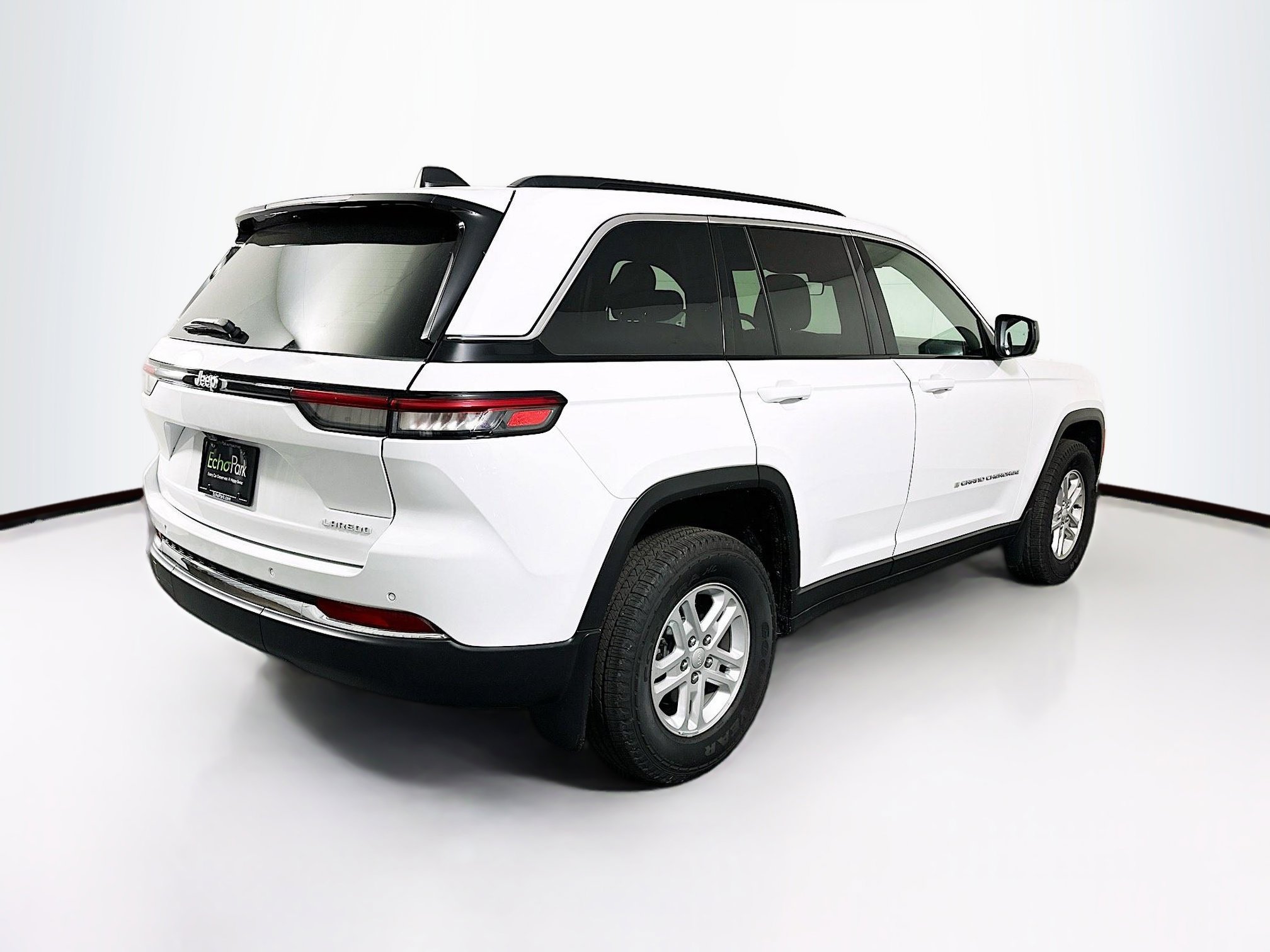 Used 2025 Jeep Grand Cherokee Laredo w/ MOPAR Finishing Package RWD image 9