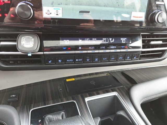 Used 2021 Toyota Sienna Limited image 17