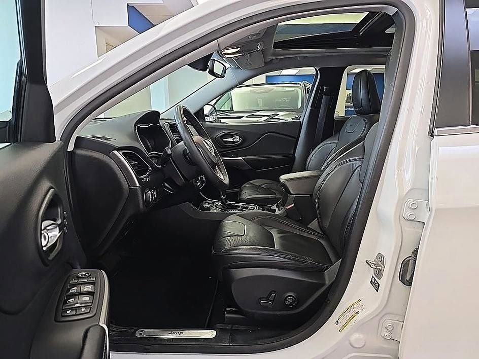 Used 2021 Jeep Cherokee Limited image 12