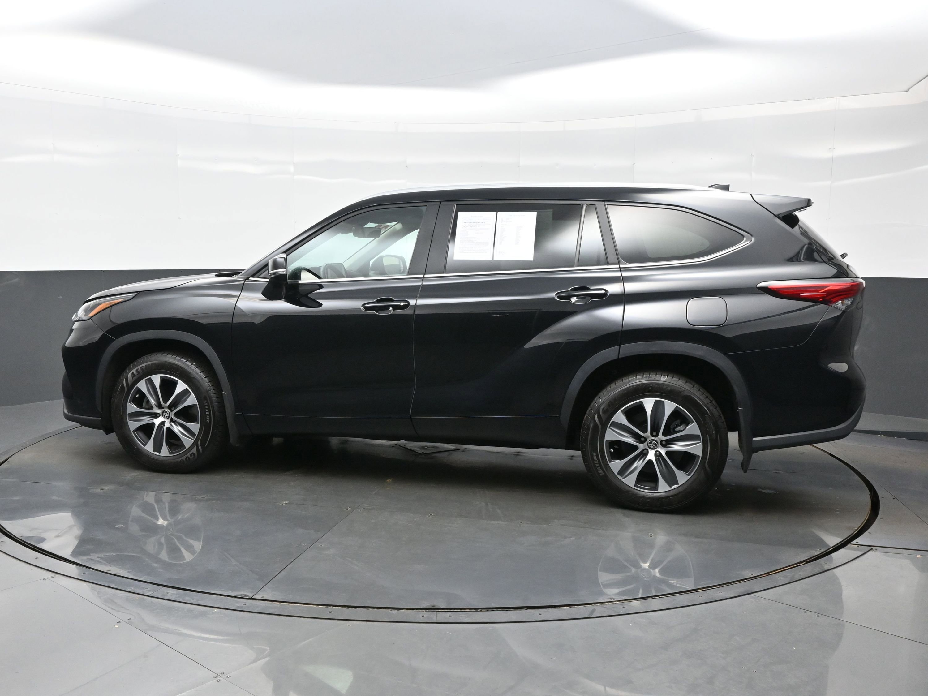 Used 2023 Toyota Highlander XLE AWD/4WD image 3