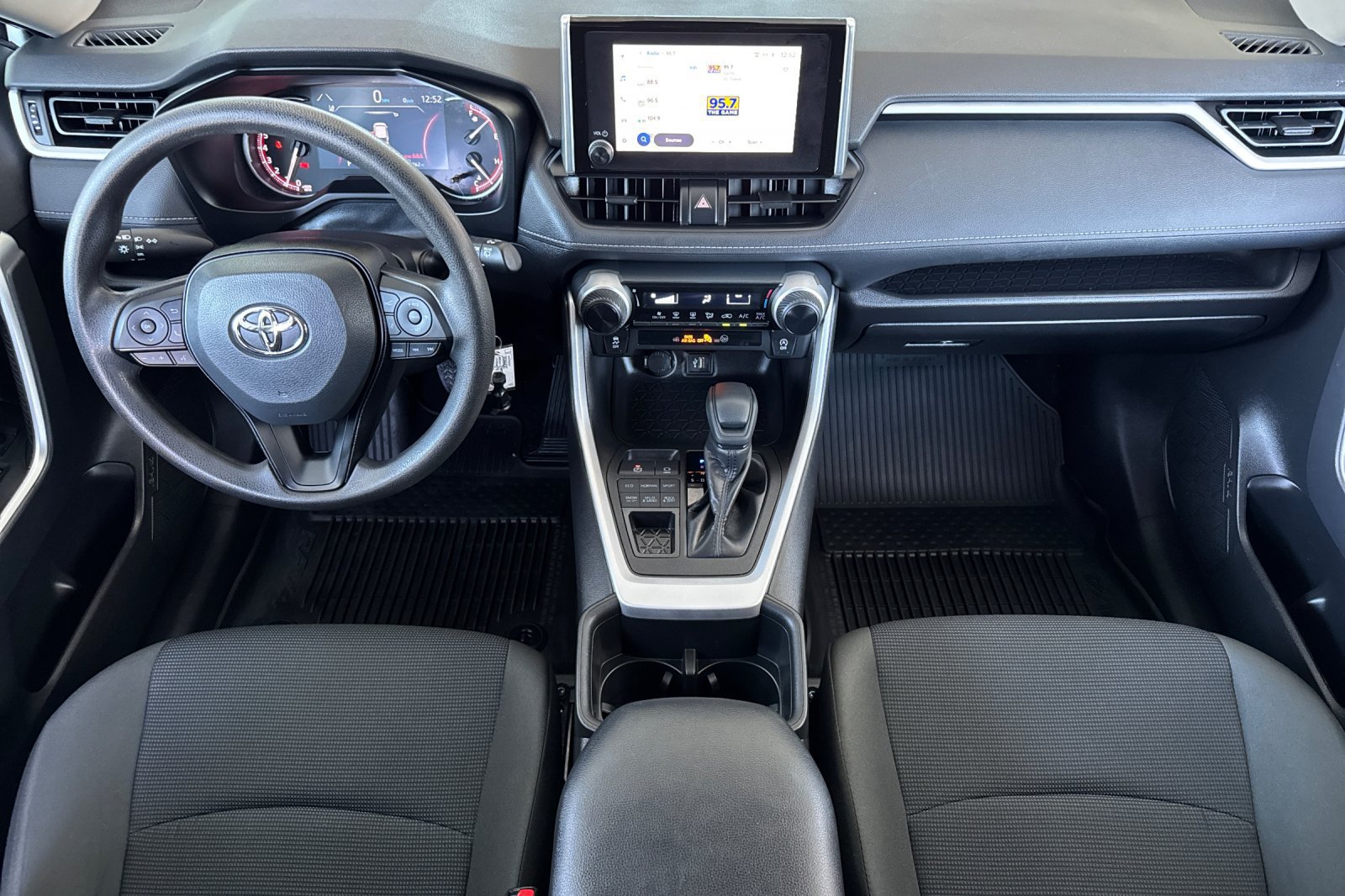 Used 2023 Toyota RAV4 LE AWD/4WD image 5