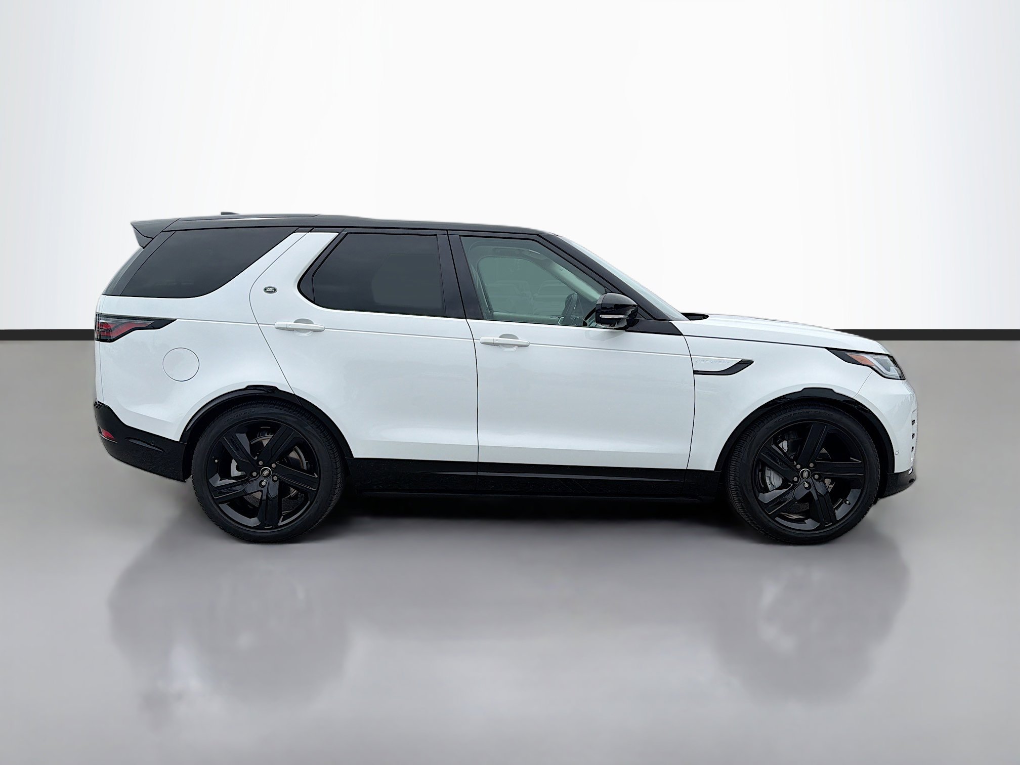 Used 2025 Land Rover Discovery Dynamic SE AWD/4WD image 6