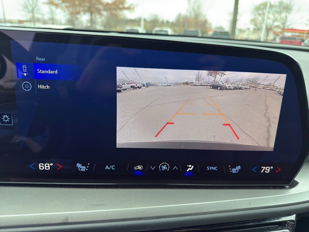 Used 2025 Chevrolet Traverse LT image 18