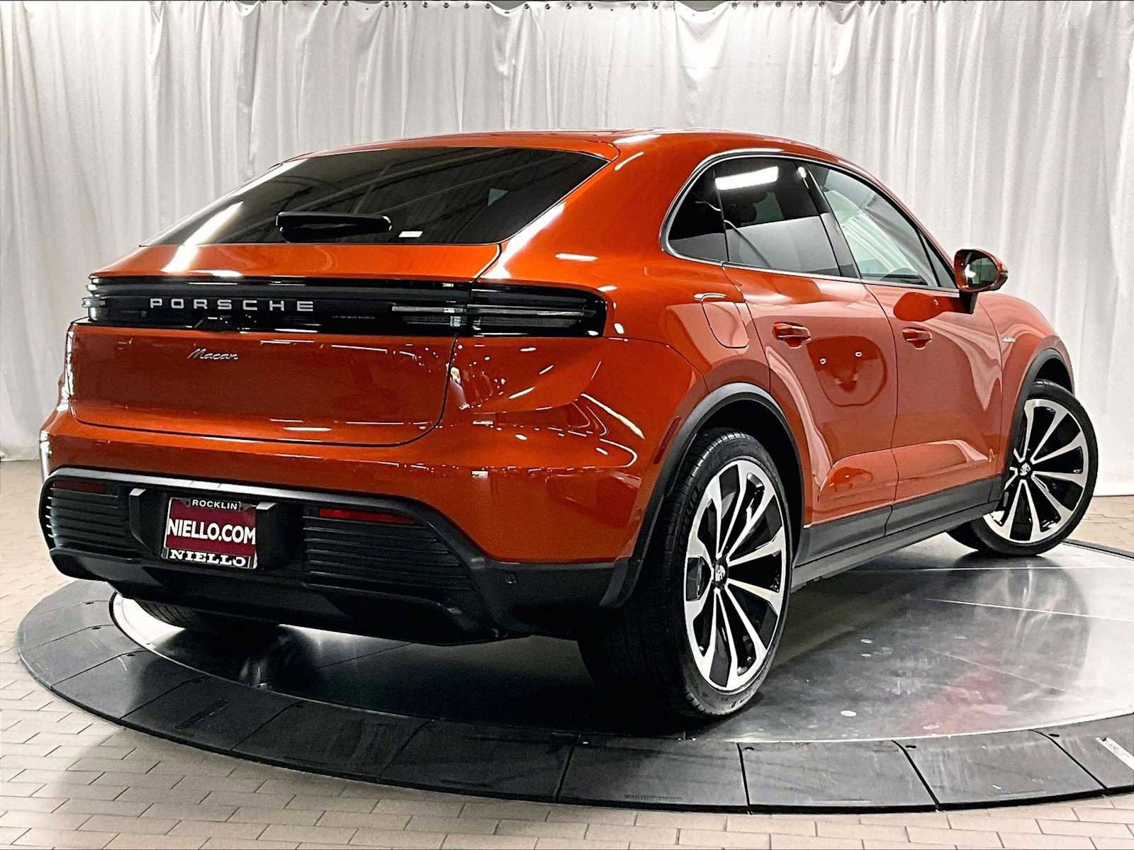 Used 2025 Porsche Macan Electric image 10