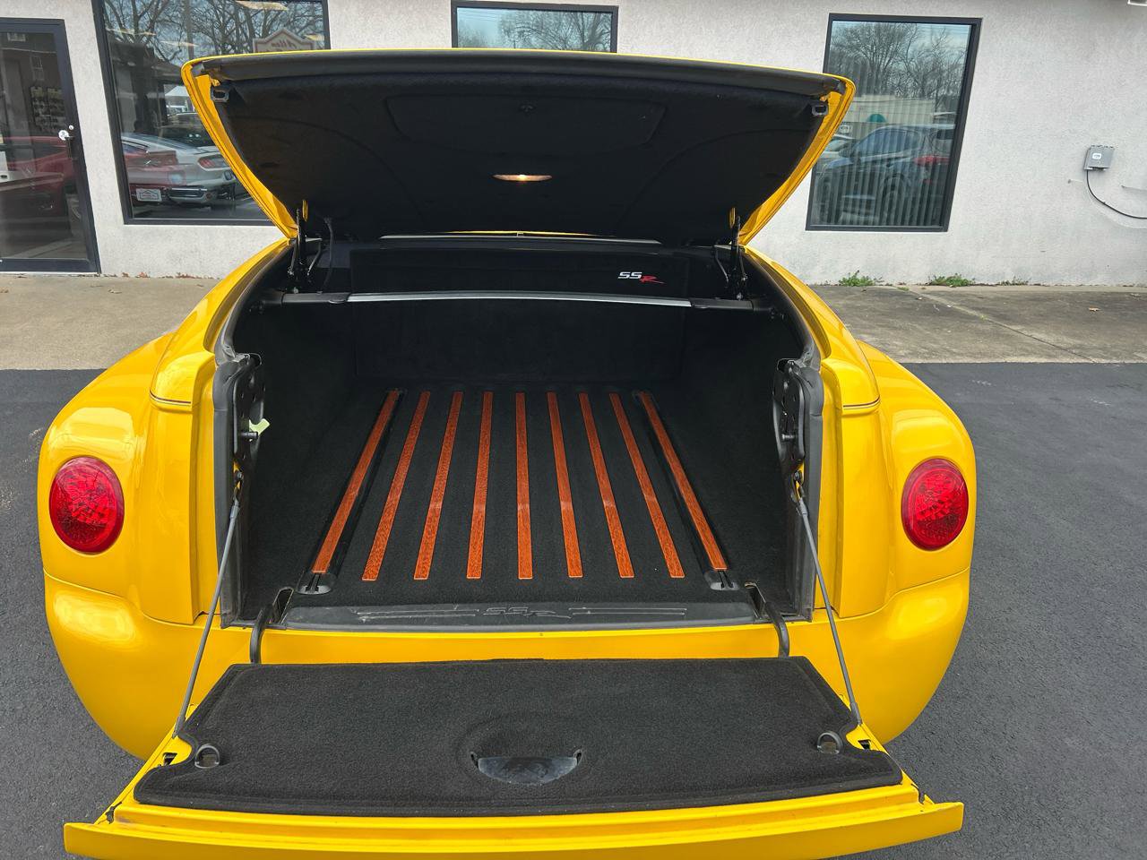 Used 2004 Chevrolet SSR w/ Preferred Equipment Group RWD image 11