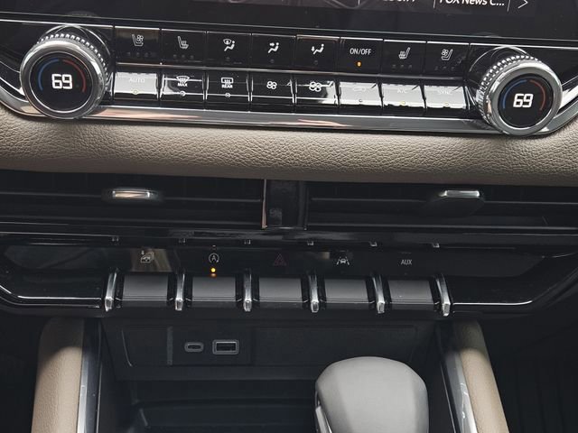 Used 2025 GMC Canyon Denali image 19