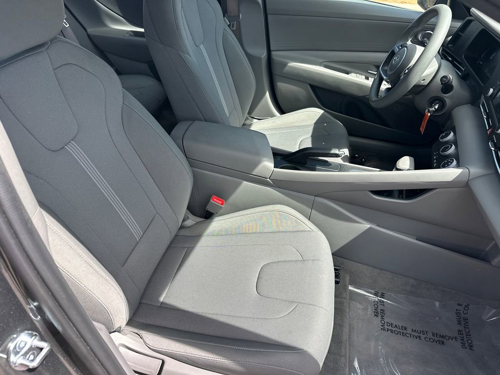 Used 2025 Hyundai Elantra SE FWD image 13