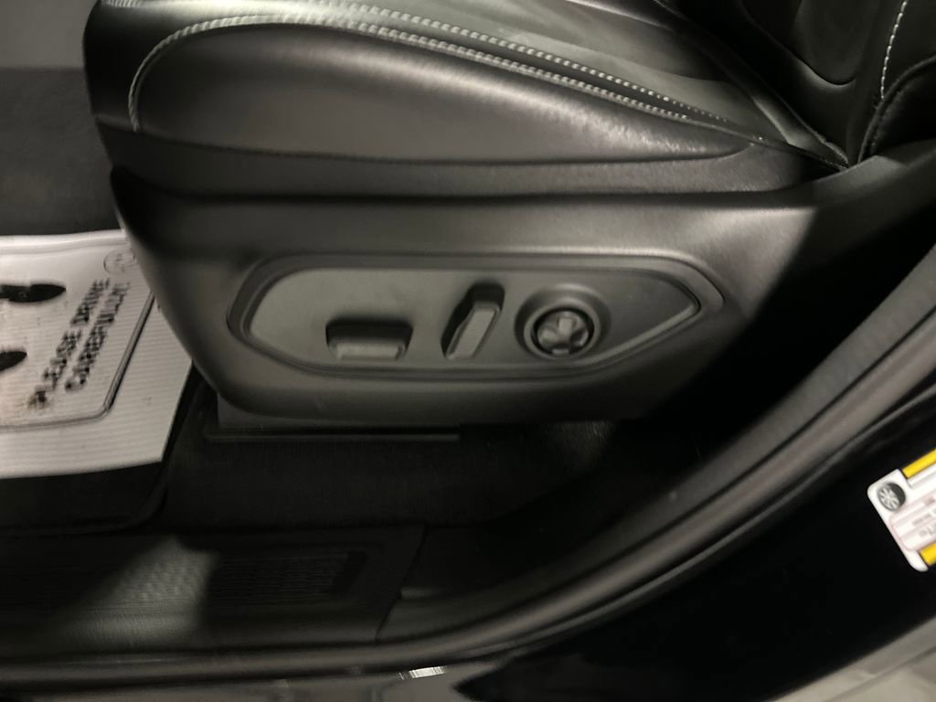 Used 2025 Jeep Grand Cherokee Altitude image 13