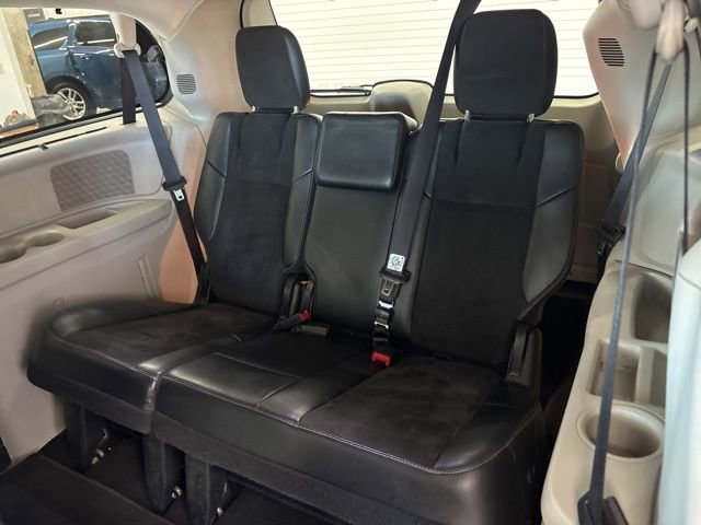 Used 2014 Chrysler Town & Country Touring-L FWD image 19