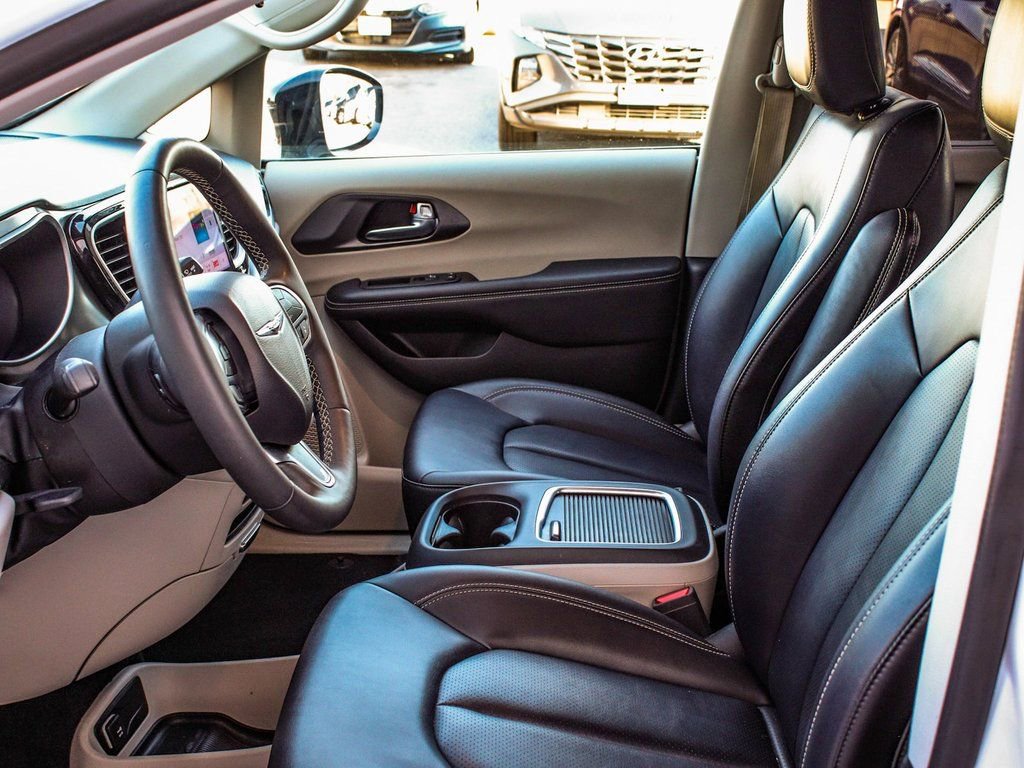 Used 2024 Chrysler Pacifica Touring-L image 30