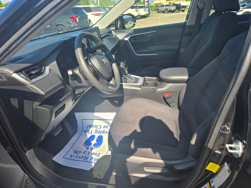 Used 2019 Toyota RAV4 LE FWD image 7