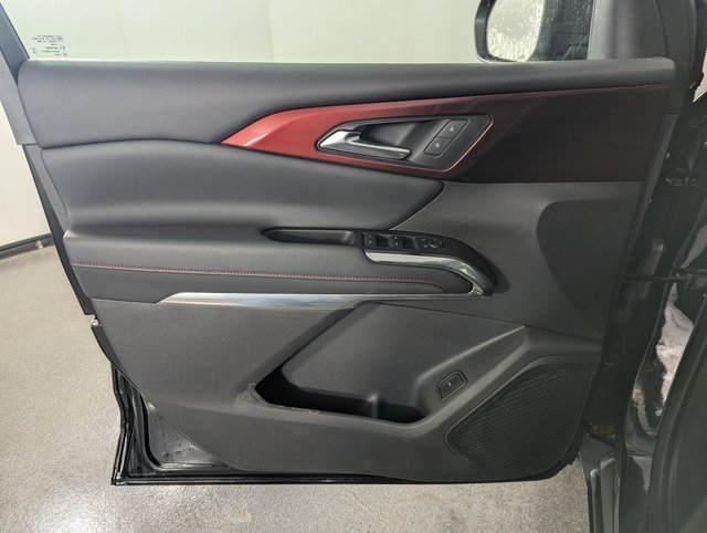 Used 2025 Chevrolet Traverse Z71 image 9