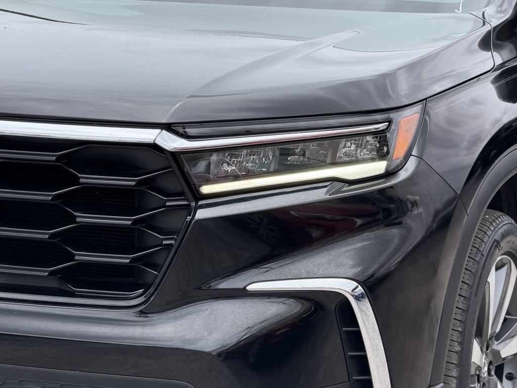 Used 2025 Honda Pilot Touring image 11