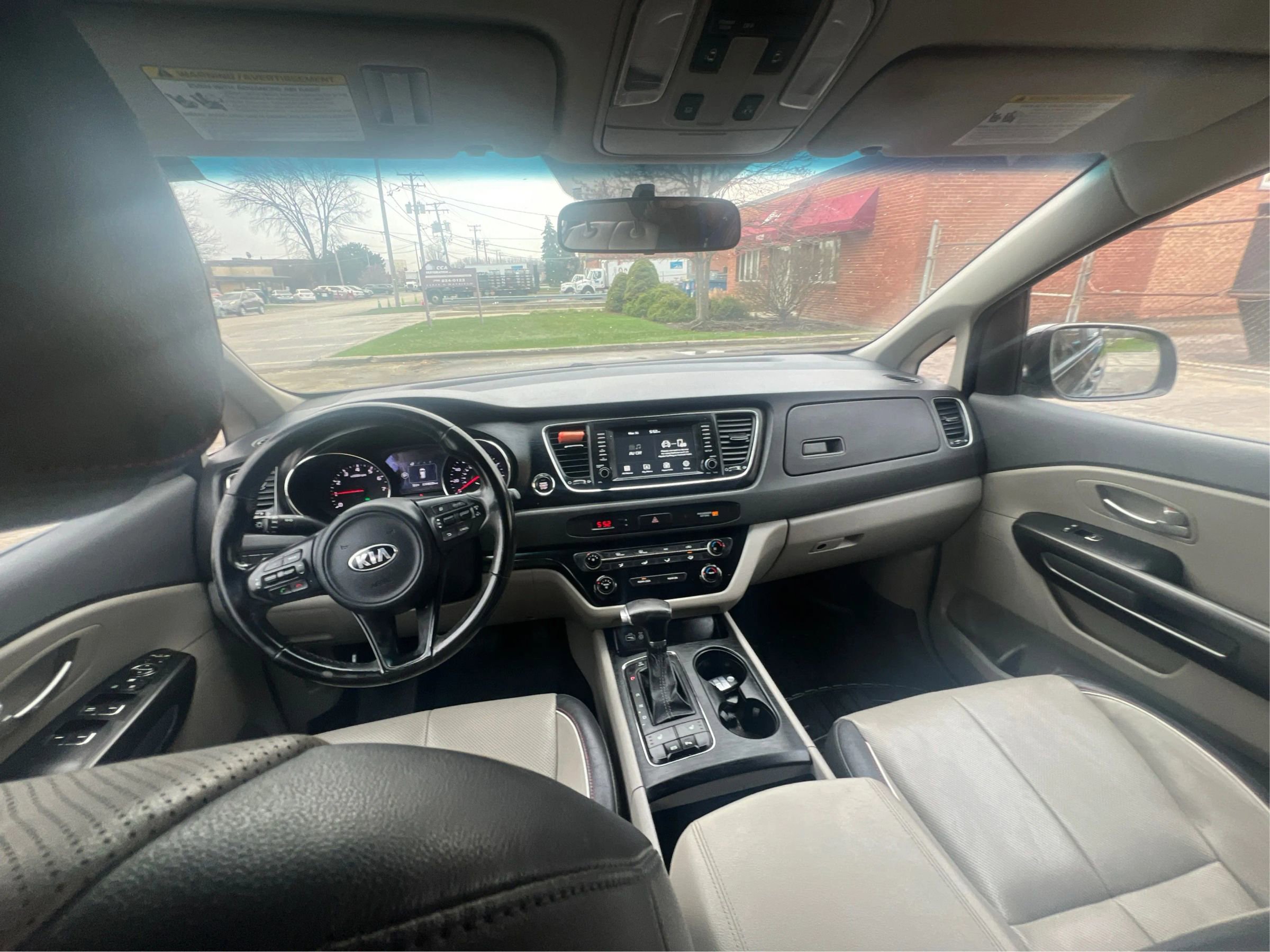 Used 2017 Kia Sedona LX w/ LX Essentials Premium Package FWD image 28