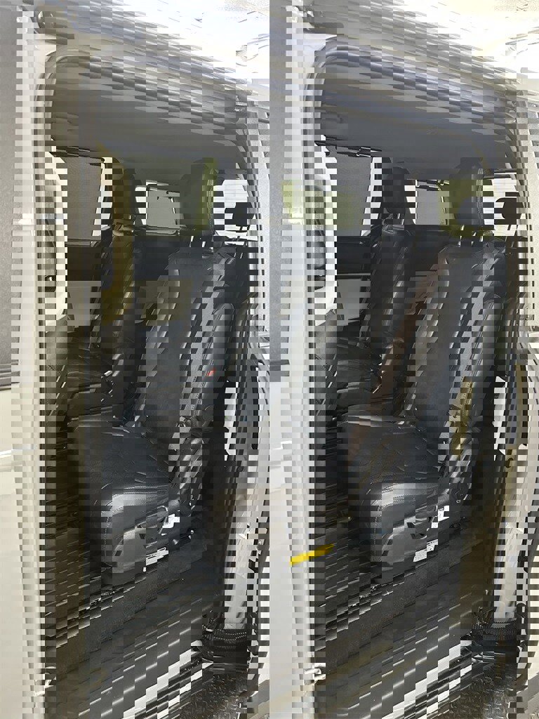 Used 2022 Kia Carnival EX image 25