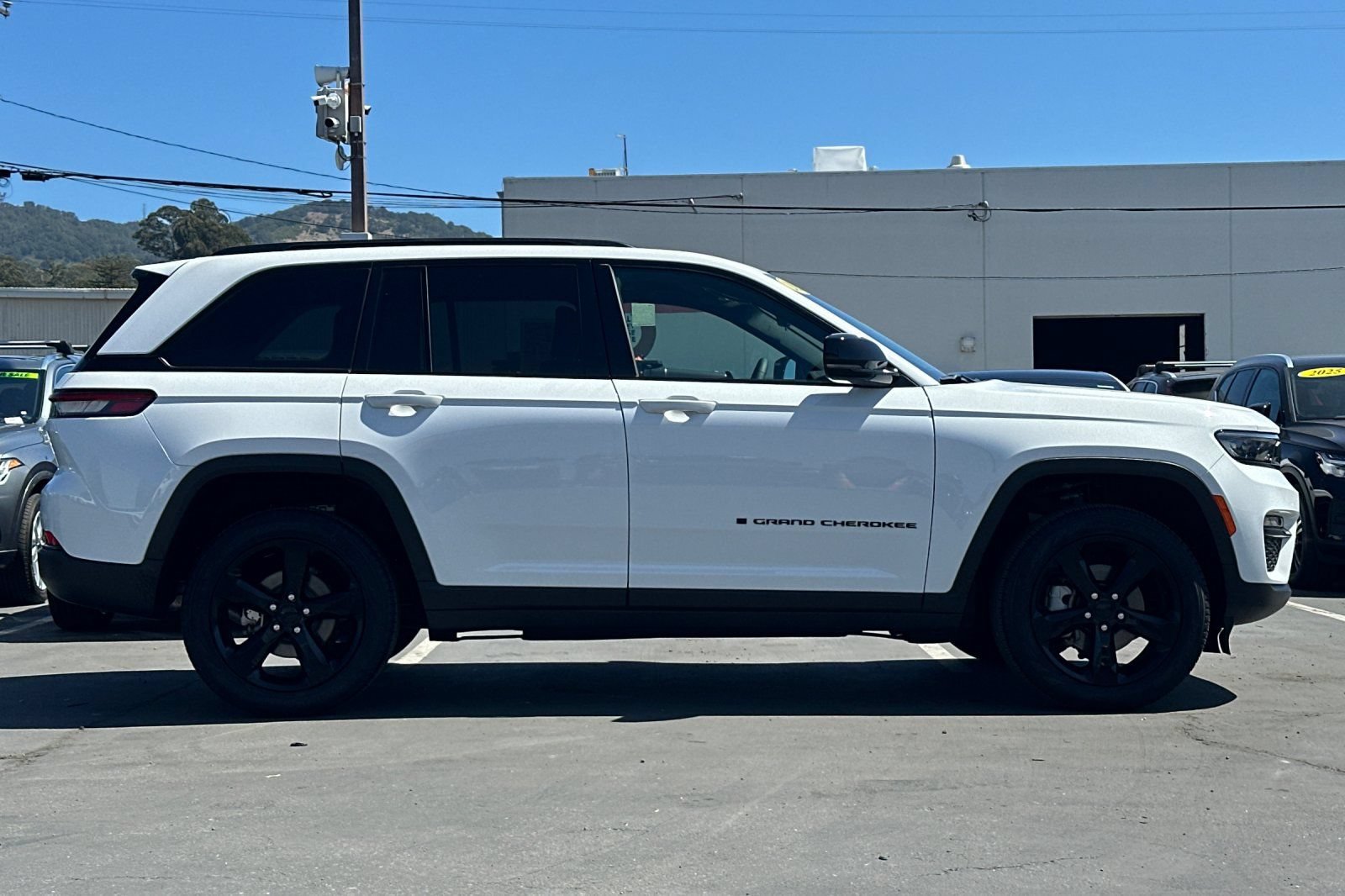 Used 2025 Jeep Grand Cherokee Limited w/ Black Appearance Package AWD/4WD image 8