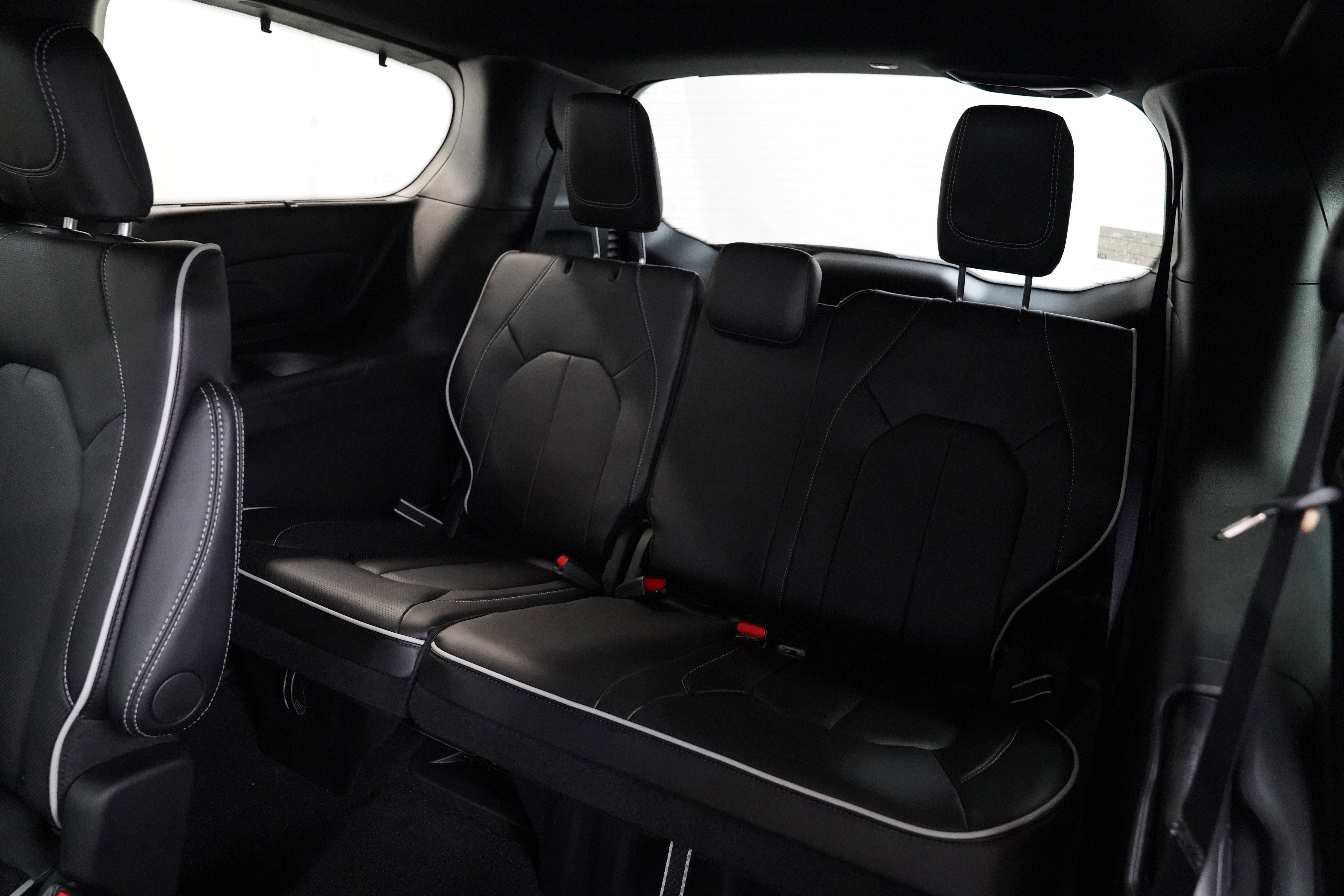 New 2026 Chrysler Pacifica Limited w/ Uconnect Theater Family Group image 7