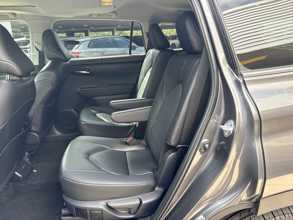 Used 2025 Toyota Highlander XLE FWD image 14