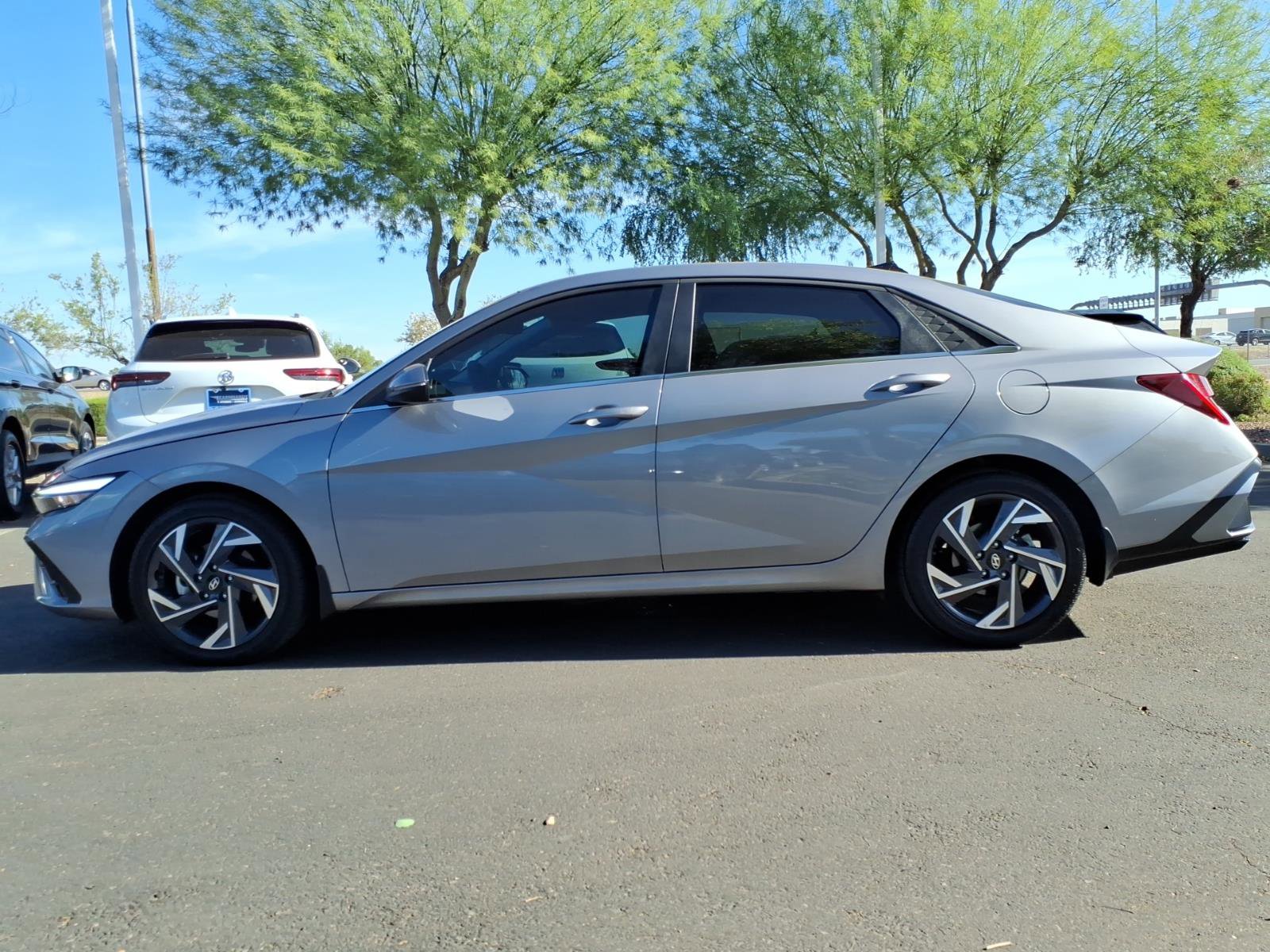 Certified 2025 Hyundai Elantra Limited FWD image 2