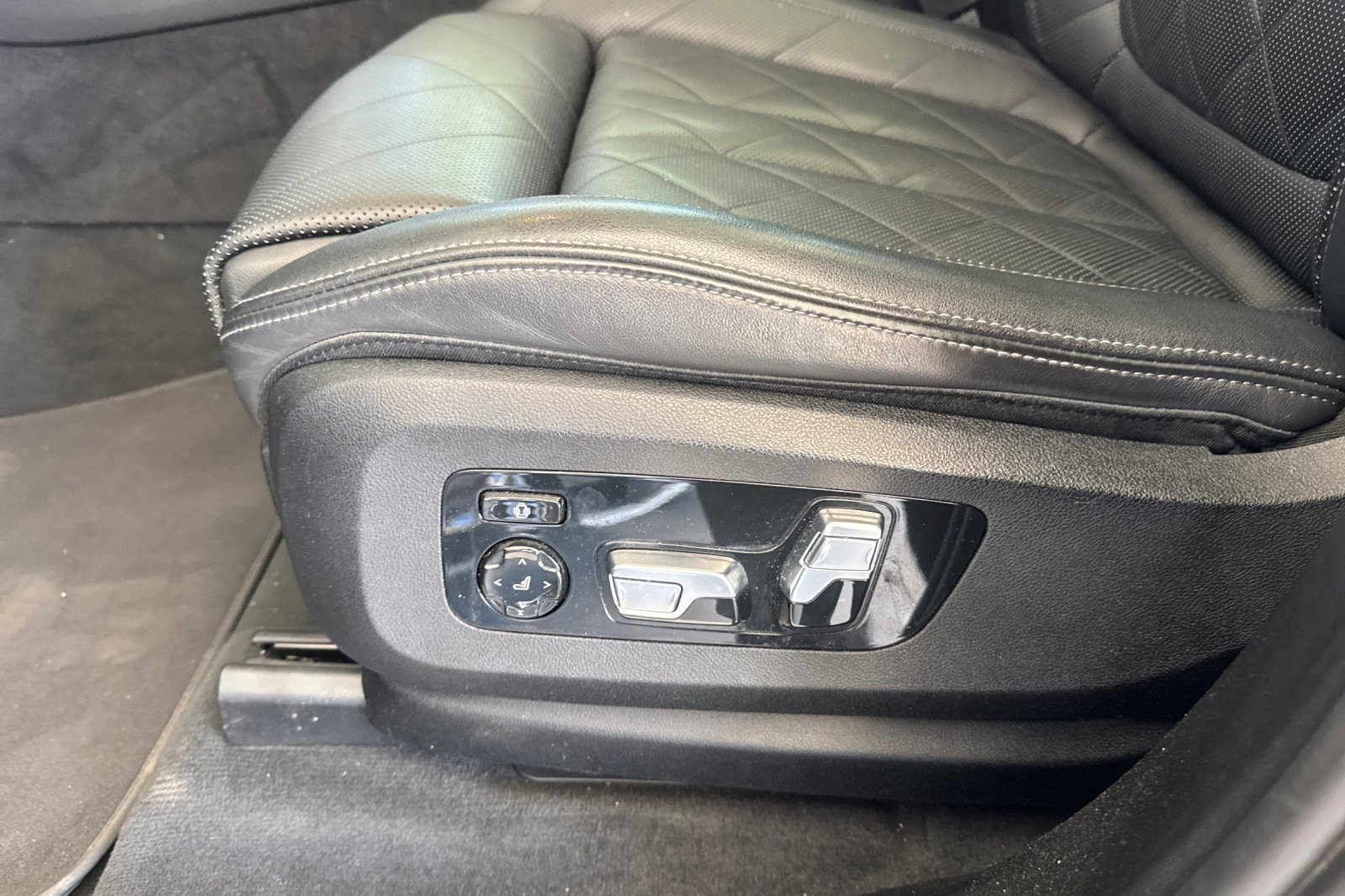 Certified 2023 BMW X7 xDrive40i w/ Premium Package image 13