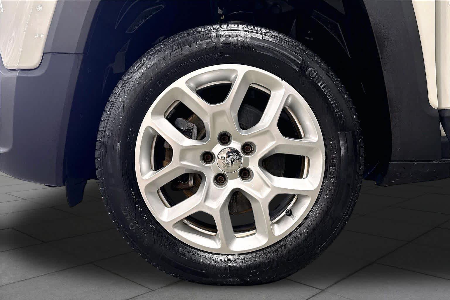 Used 2015 Jeep Renegade Latitude w/ Cold Weather Group II AWD/4WD image 11