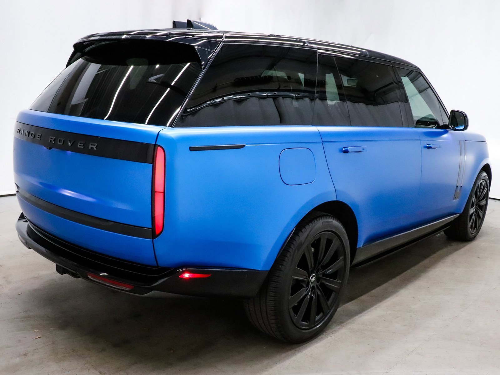 Used 2023 Land Rover Range Rover Long Wheelbase Autobiography image 6
