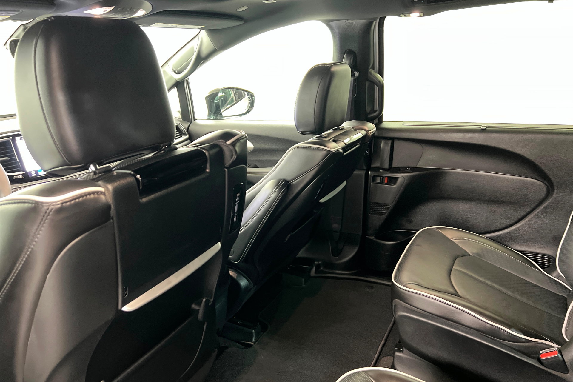 Used 2024 Chrysler Pacifica Premium FWD image 20