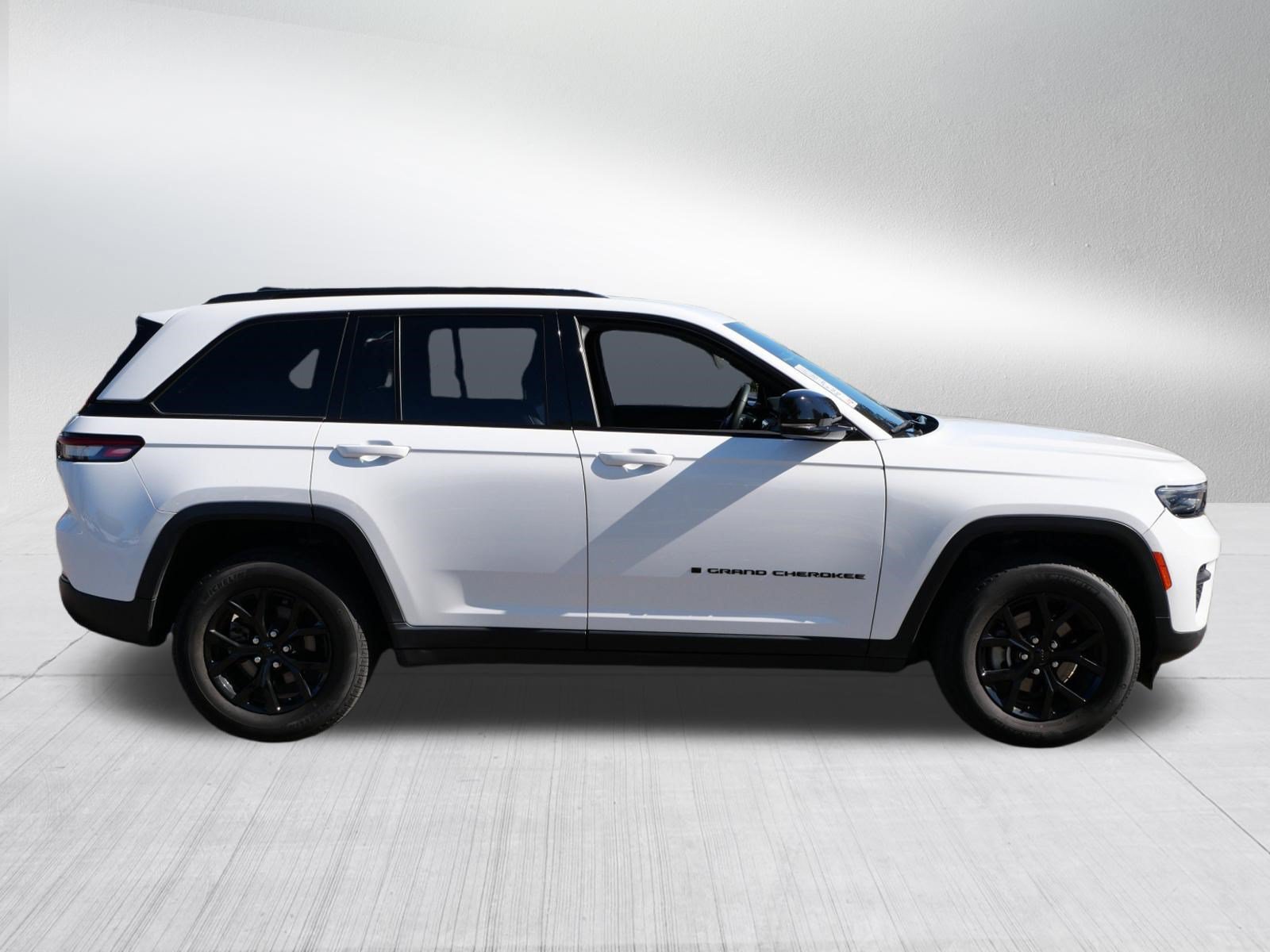 Used 2024 Jeep Grand Cherokee Altitude AWD/4WD image 8