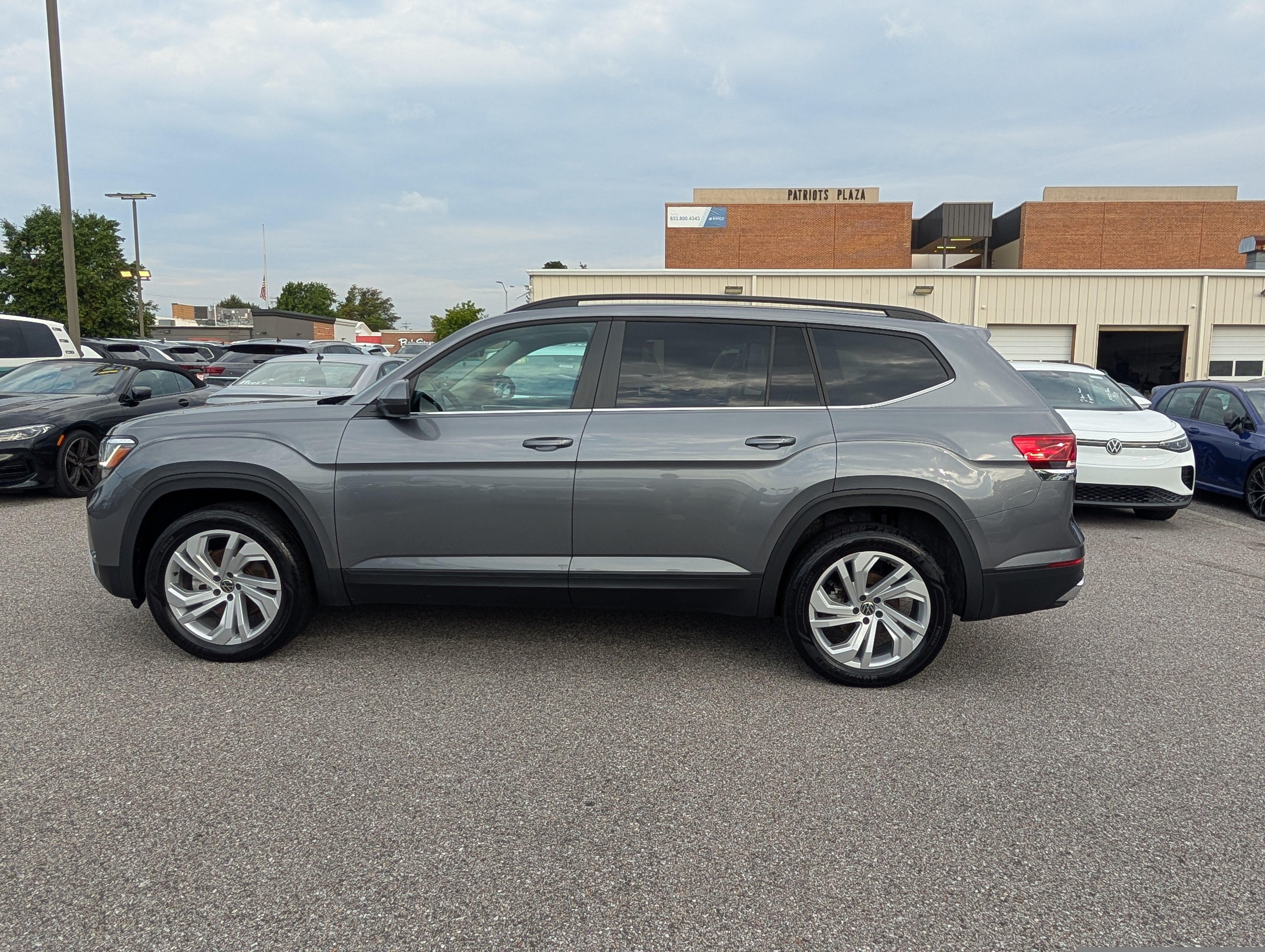 Used 2023 Volkswagen Atlas SE w/ Panoramic Sunroof Package AWD/4WD image 6
