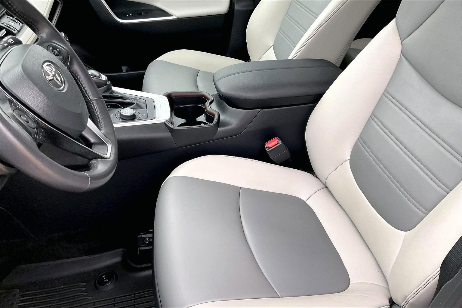 Used 2021 Toyota RAV4 Limited image 16