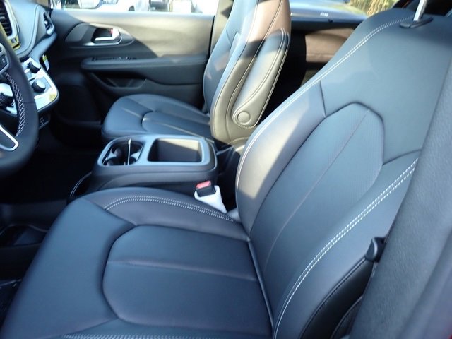 New 2026 Chrysler Pacifica Select image 12