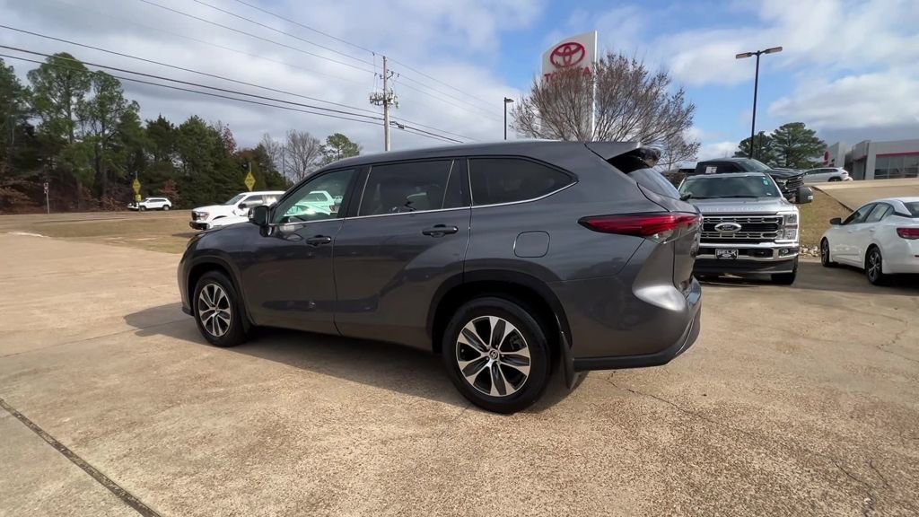 Used 2022 Toyota Highlander XLE AWD/4WD image 4