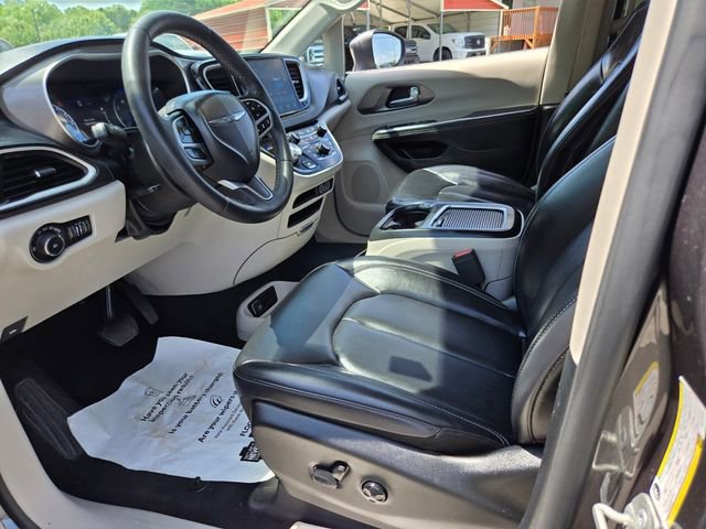Used 2023 Chrysler Pacifica Touring-L FWD image 11