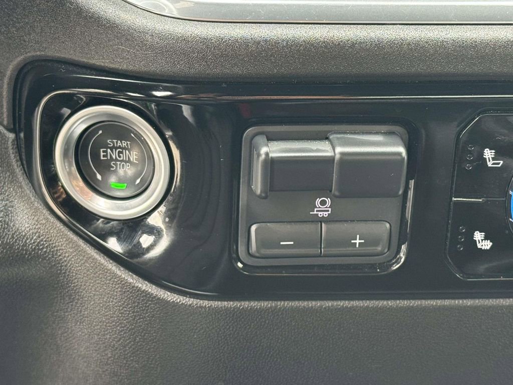 Used 2025 GMC Sierra 1500 SLT AWD/4WD image 29