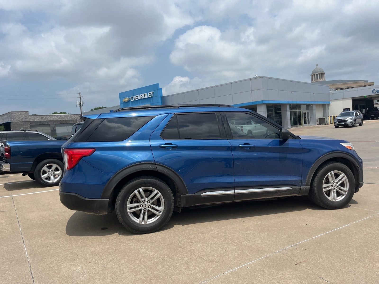 Used 2020 Ford Explorer XLT RWD image 2