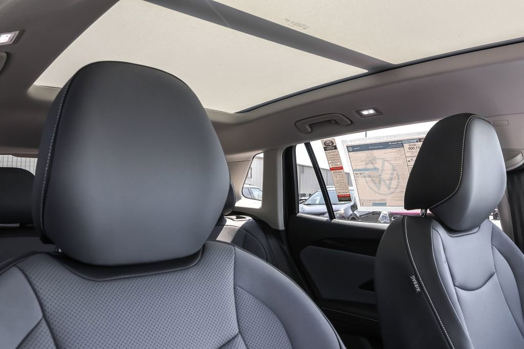 Used 2025 Volkswagen Tiguan SE image 36