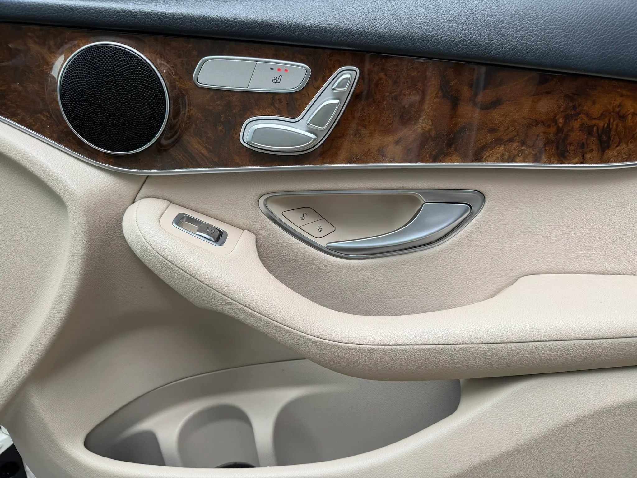Used 2019 Mercedes-Benz GLC 300 4MATIC w/ Premium Package image 14