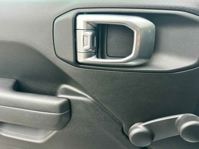 Used 2023 Jeep Gladiator Sport image 11