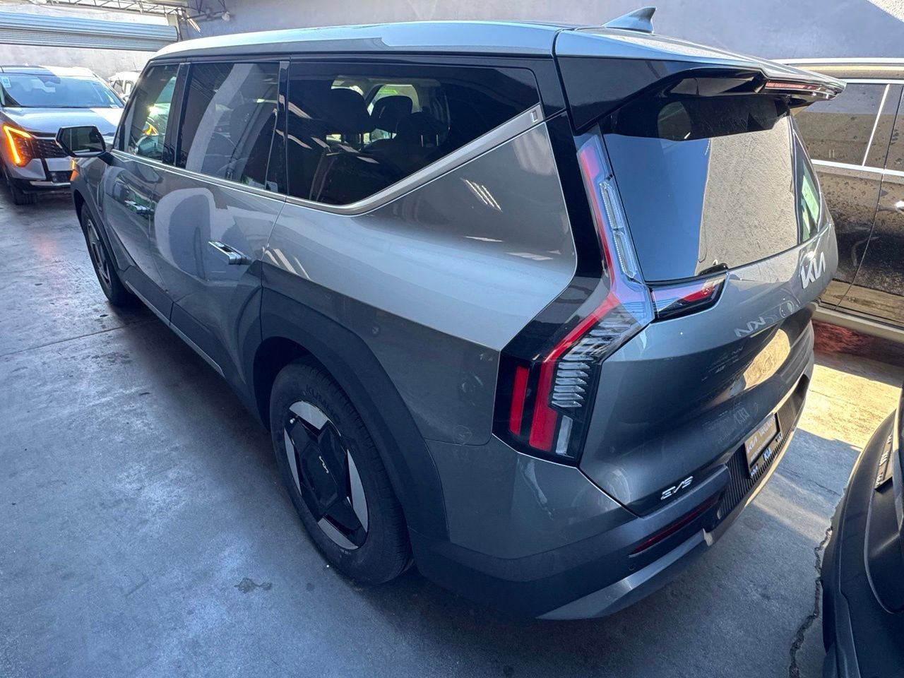 Certified 2024 Kia EV9 Light RWD image 4