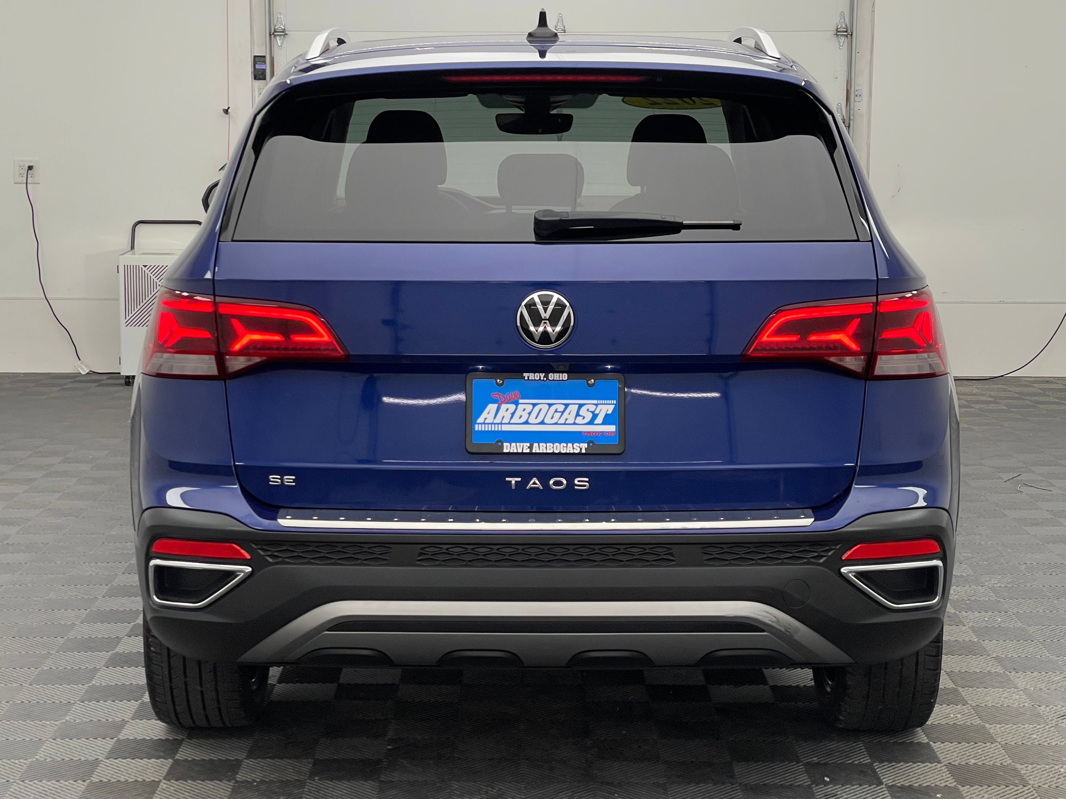 Used 2022 Volkswagen Taos SE w/ Panoramic Sunroof Package FWD image 8