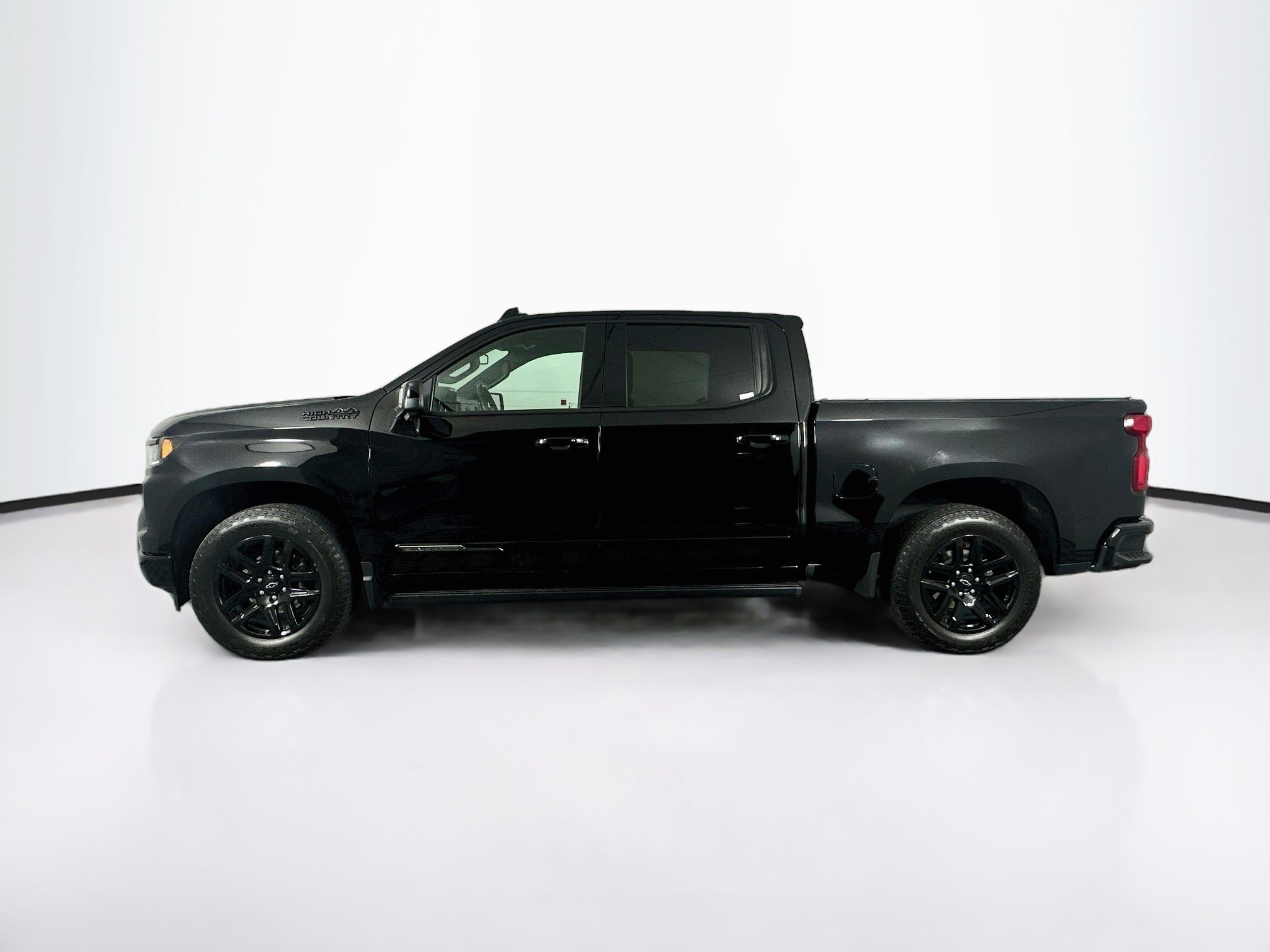 Used 2024 Chevrolet Silverado 1500 High Country w/ Midnight Edition AWD/4WD image 4