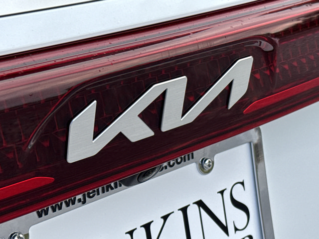 Used 2024 Kia Carnival EX FWD image 9