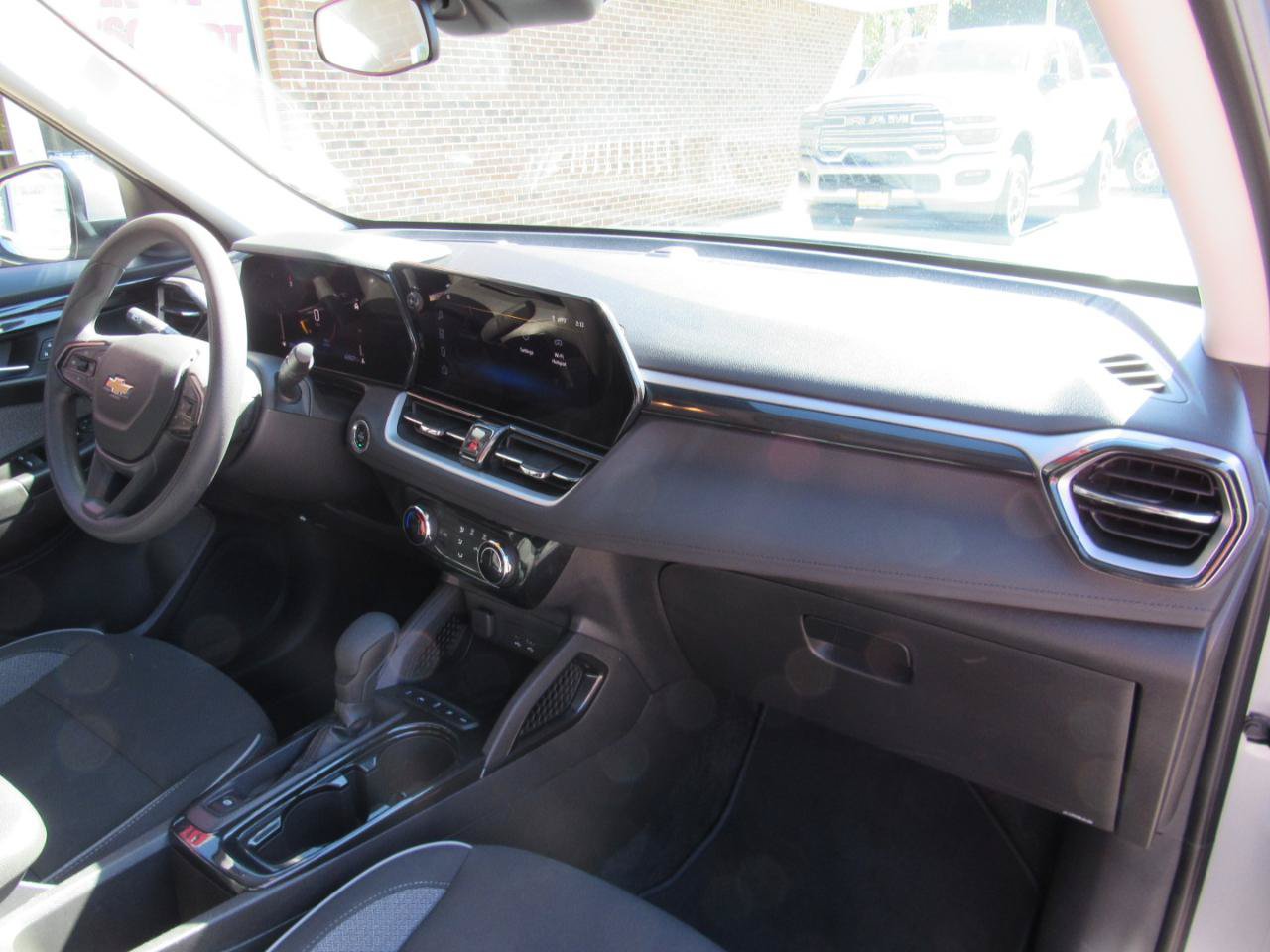 Used 2025 Chevrolet TrailBlazer LT AWD/4WD image 31