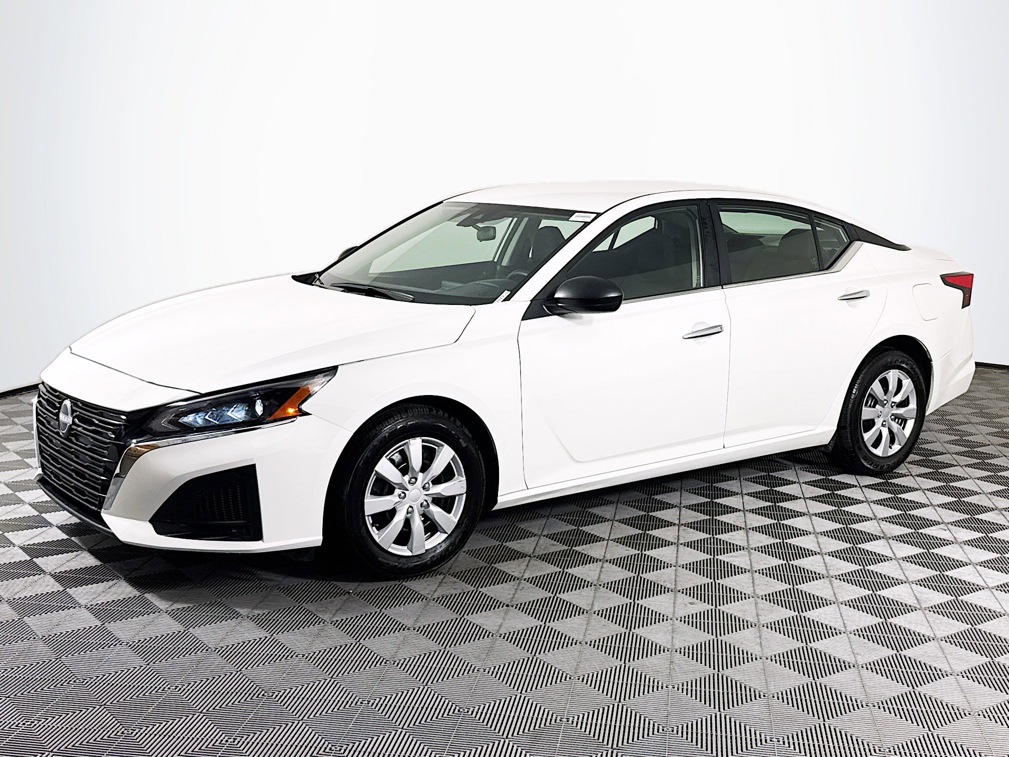 Used 2024 Nissan Altima 2.5 S FWD image 4