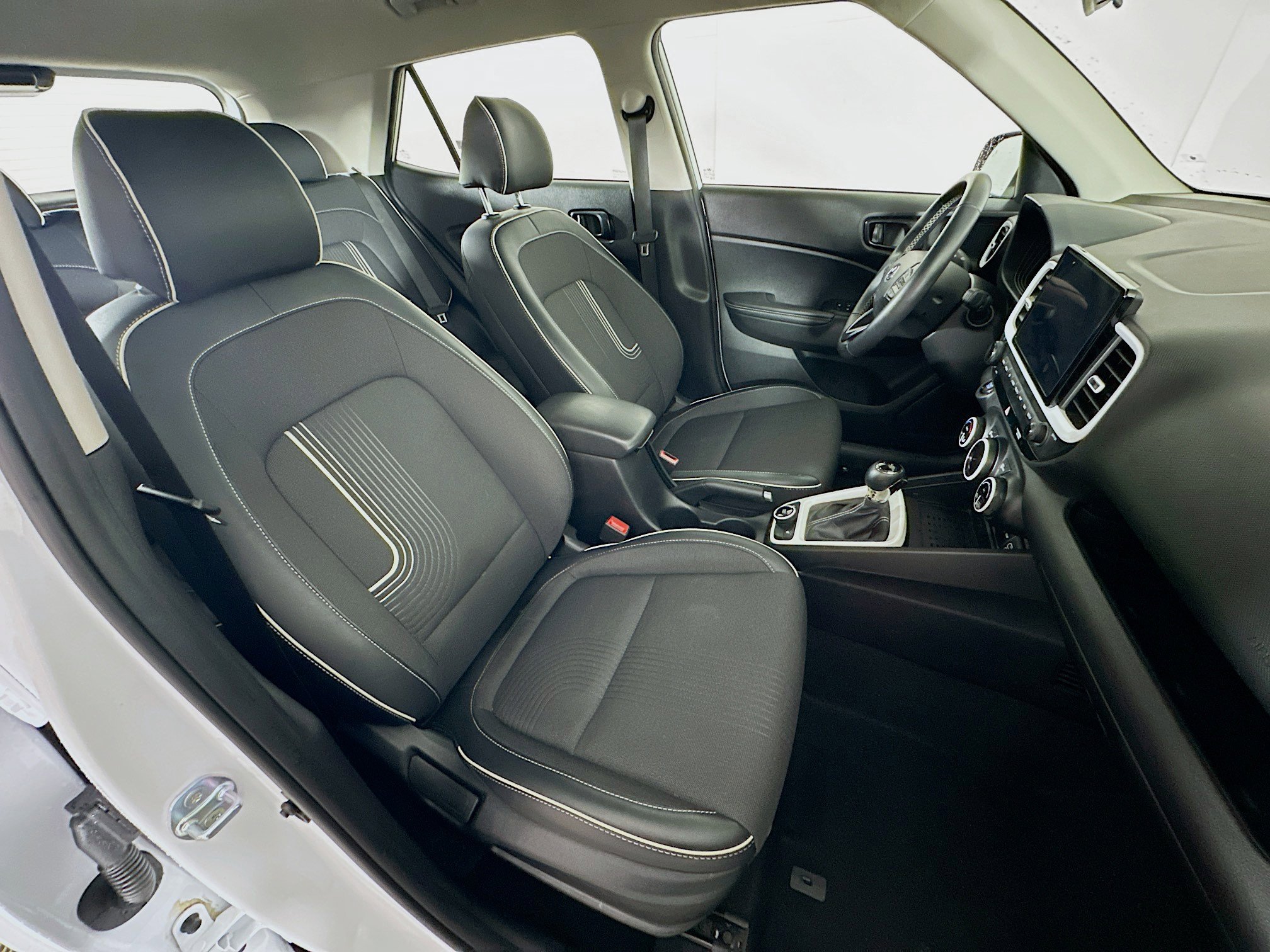 Used 2024 Hyundai Venue Limited image 31