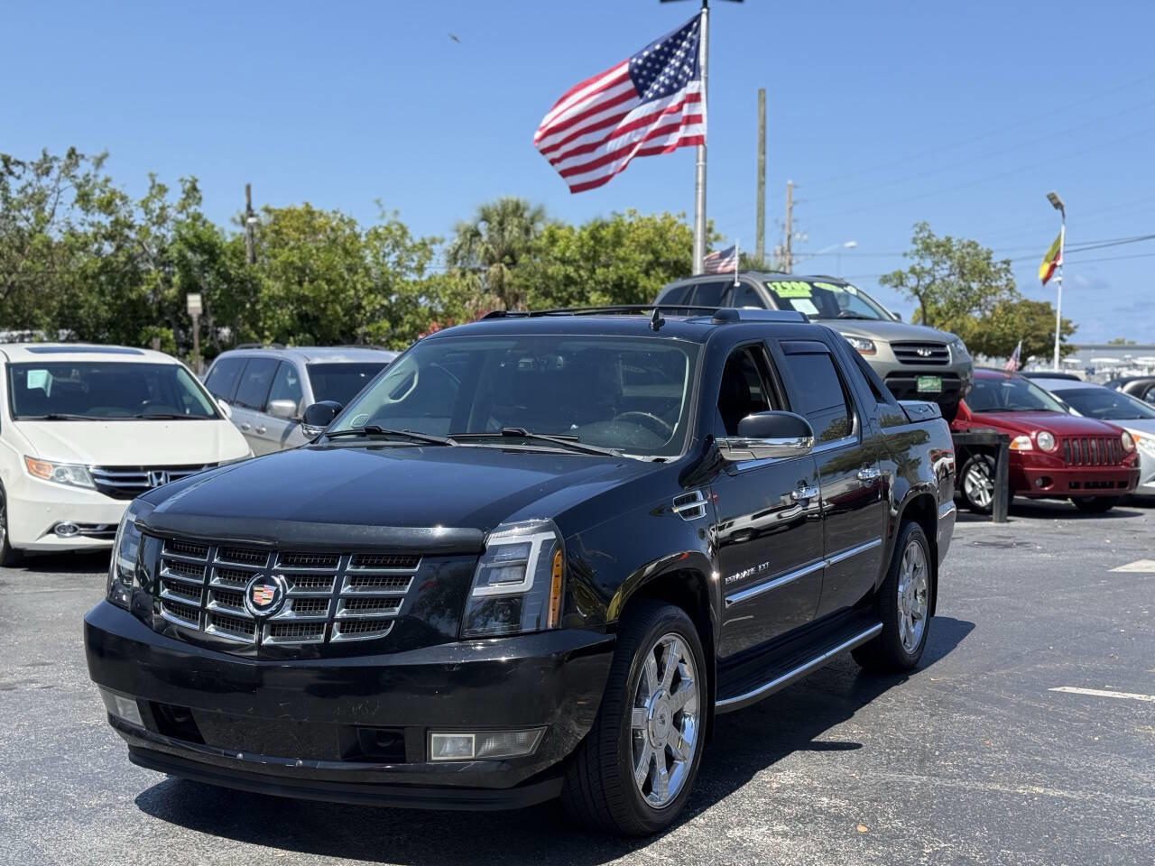 Used 2013 Cadillac Escalade EXT Luxury AWD/4WD image 2